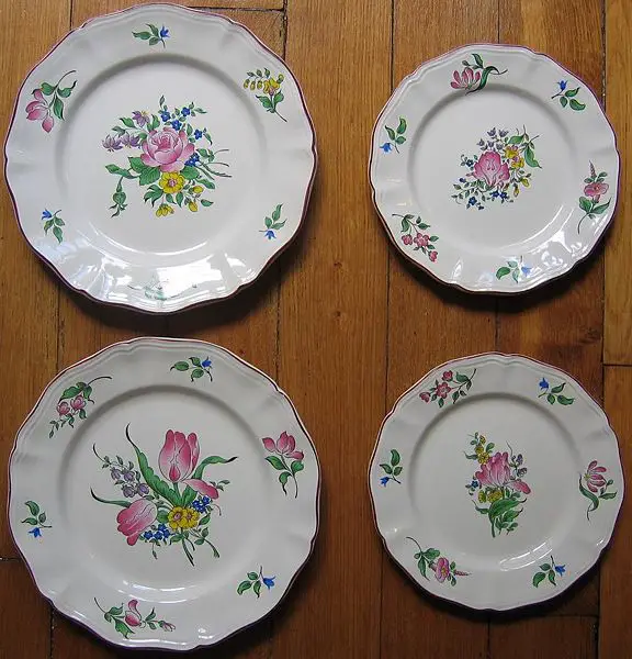 File:Faience-luneville-saint-clement.jpg