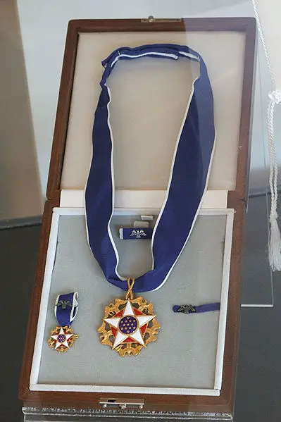 File:AliMedalOfFreedom.jpg
