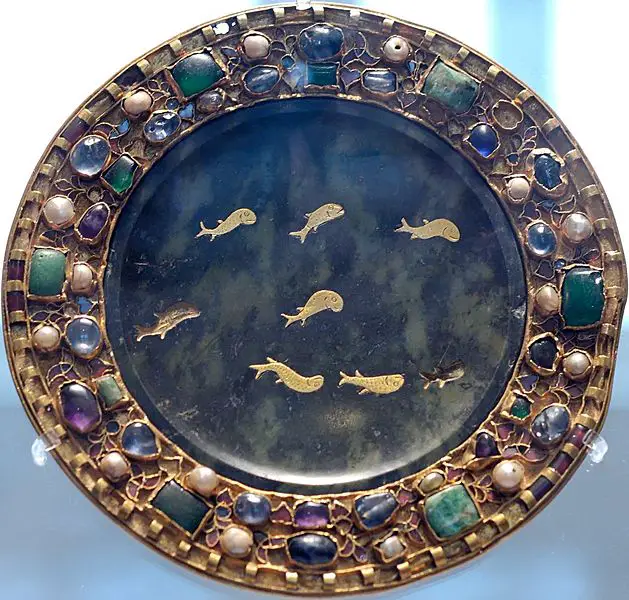 File:Serpentine paten Louvre MR415.jpg