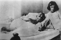 Gandhi fasting in 1924, with the young Indira