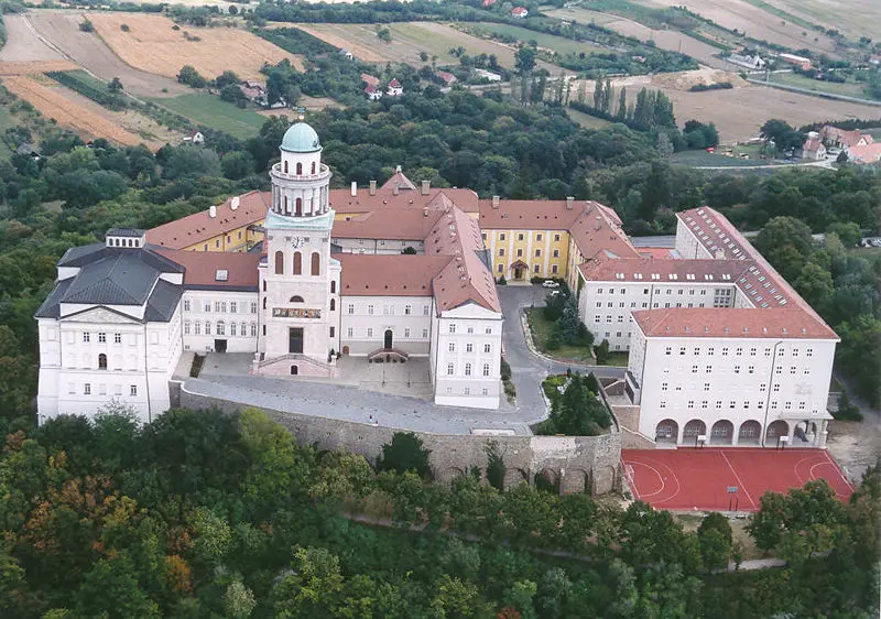File:Pannonhalma - Bencés apátság.jpg