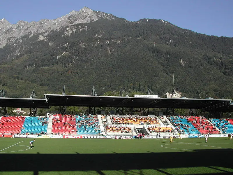 File:Haupttribüne mit Gebirge.JPG