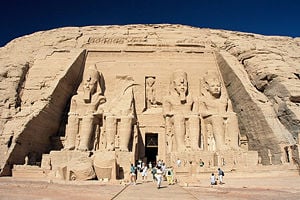 Abu Simbel: Façade of the greater temple: four statues of Ramesses II, sitting on his throne, are 20m/70ft high.