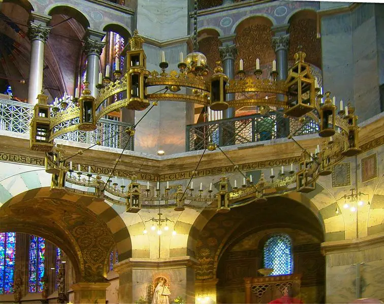 File:Barbarossaleuchter.jpg