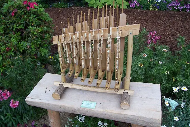 File:Angklung.jpg