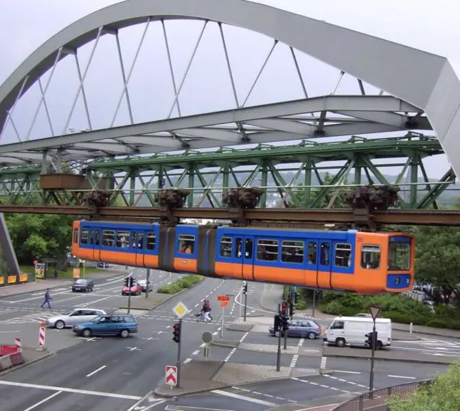 File:Schwebebahn ueber Strasse.jpg