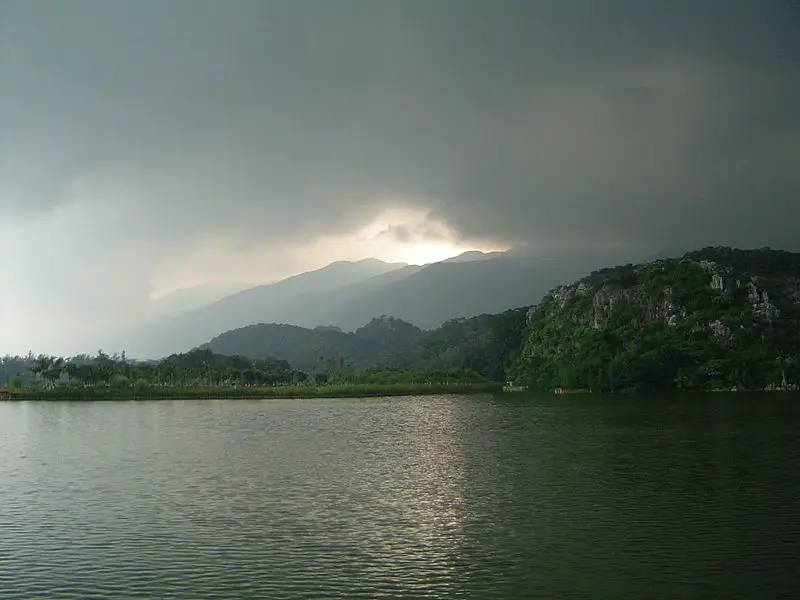 File:Lake in Zhaoqing.JPG