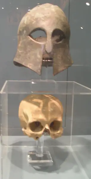 File:ROM-CorinthianHelmetAndSkull-BattleOfMarathon.png