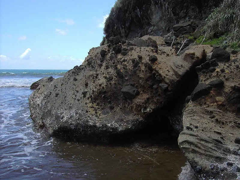 File:Volcanic rock (Dominica).jpg