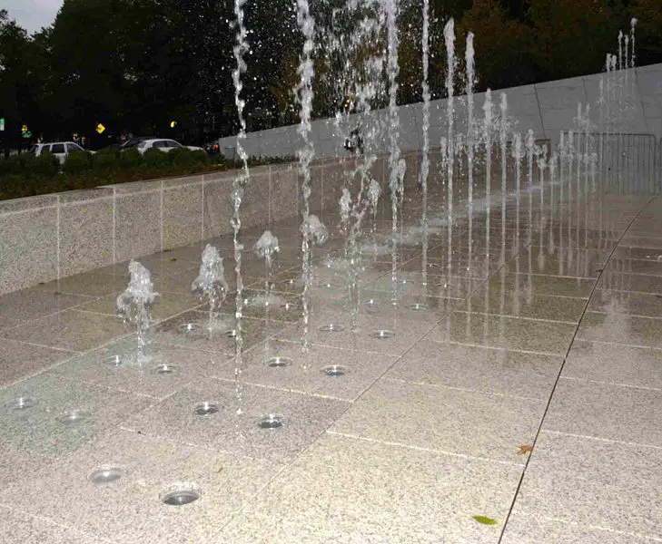 File:Brooklyn-museum-splash-fountains1302p-nobather.jpg