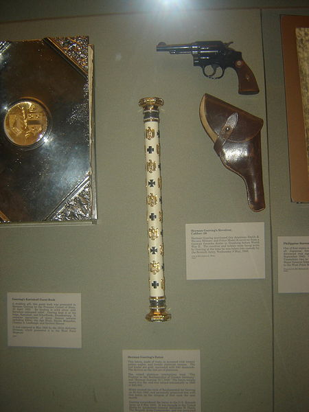 File:Göering weapon and baton.jpg