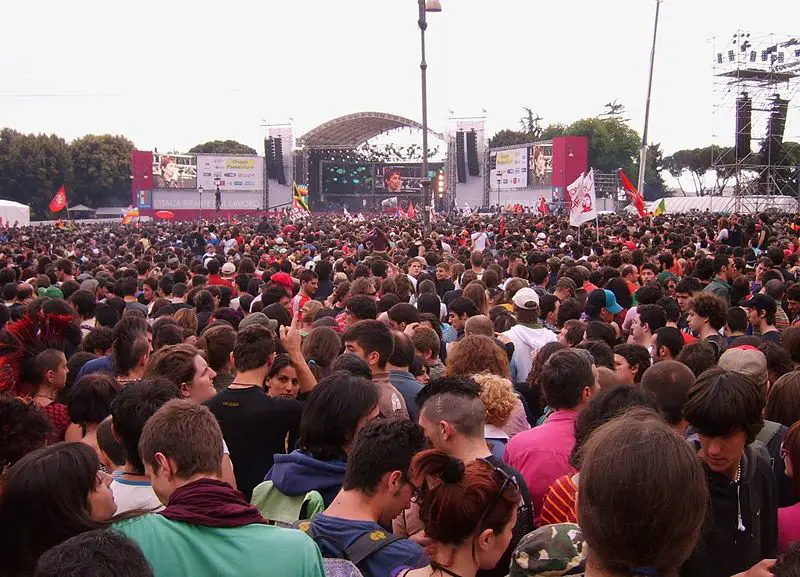 File:Rome concert 1-5-2007 crowd.jpg