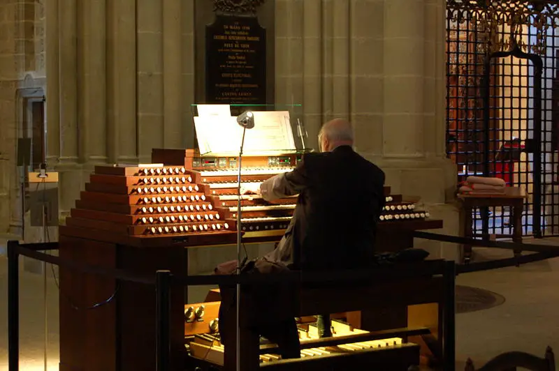 File:Organist at Lausanne Cathedral.jpg