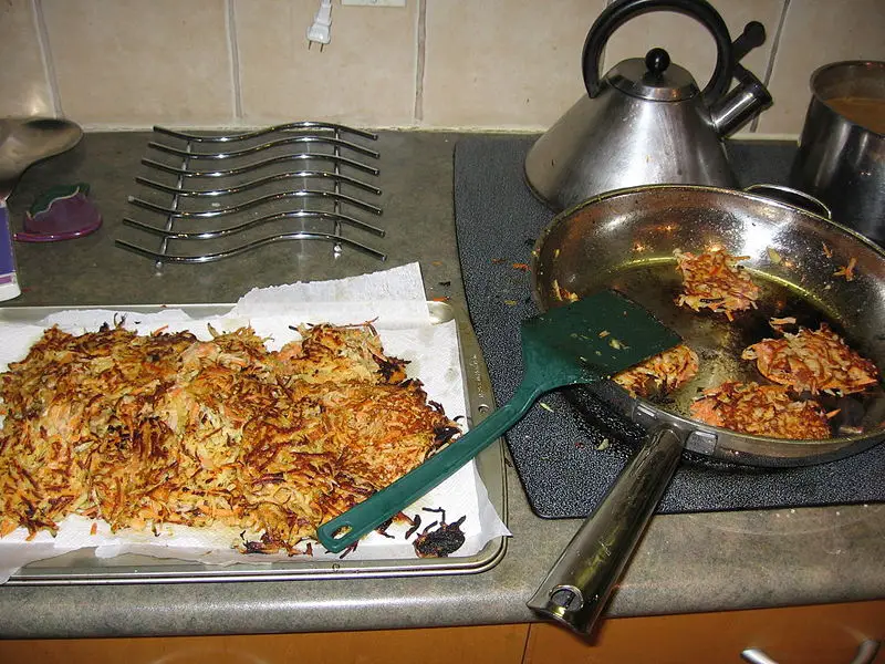 File:Latkes frying.JPG