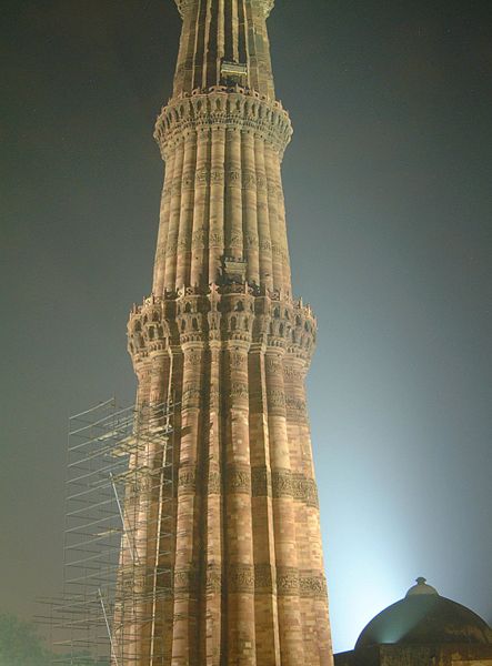 File:Qutub Minar at night.jpg