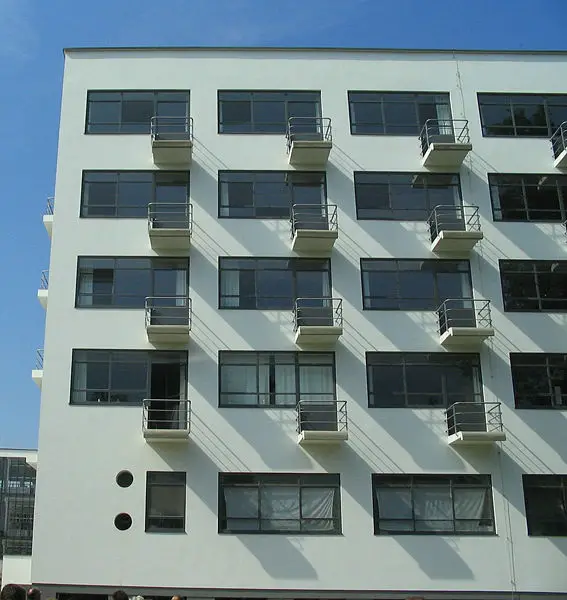 File:Bauhaus-Dessau Wohnheim Balkone.jpg