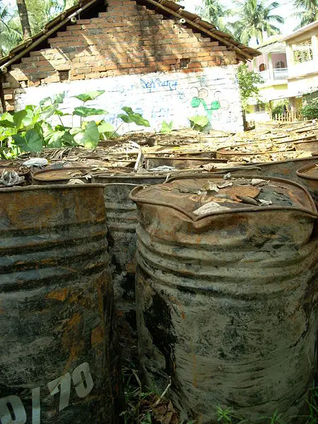 File:Bitumen cannisters chakdaha.jpg