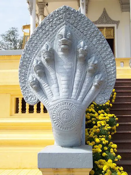 File:NagaPhnomPenh.jpg