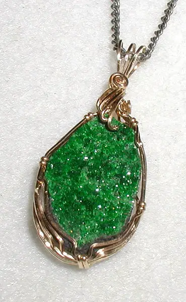 File:Garnet.uvarovite.500pix.jpg