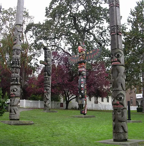 File:TotemPolesVictoriaBC-1.jpg