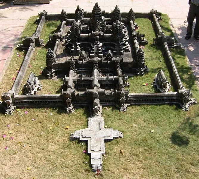 File:Angkor-wat-central.jpg