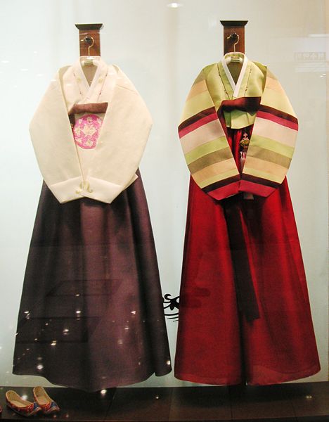 File:Hanbok oct2005 shopwindow.jpg