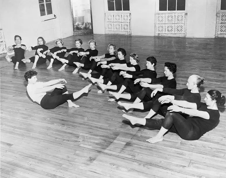 File:Bonnie Prudden leading class.jpg