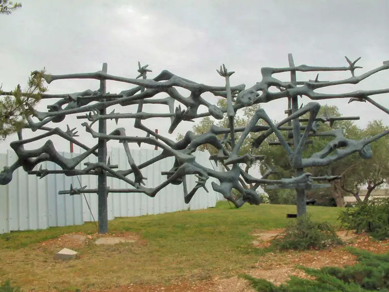 File:Israel-Yad Vashem Sculpture.jpg