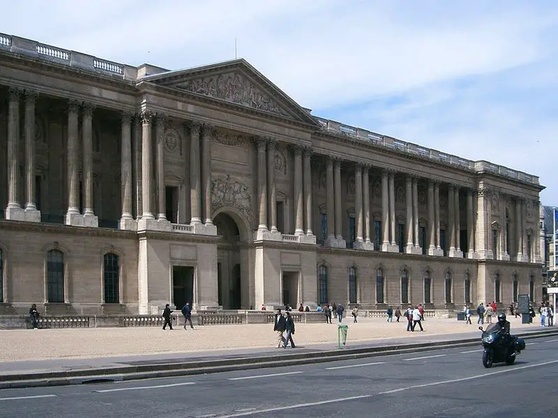 File:Louvre Kolonnaden.JPG