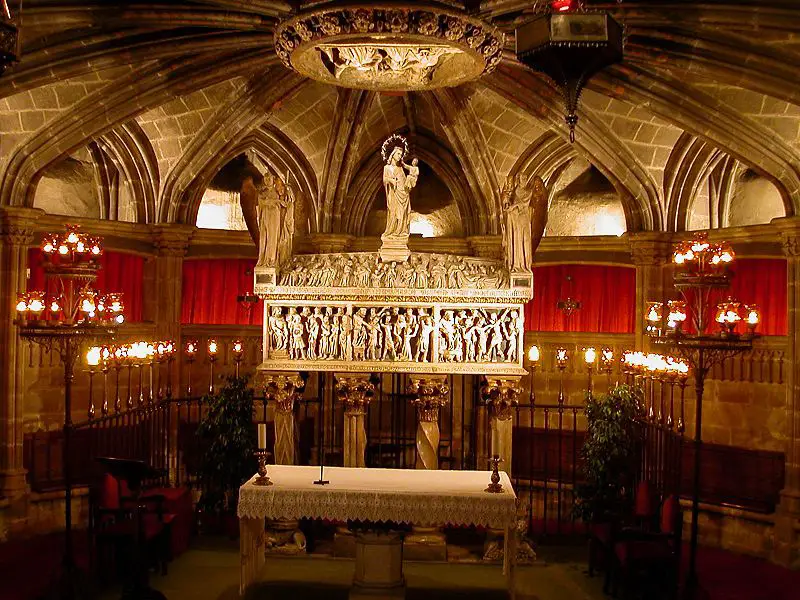 File:Cripta Catedral Barcelona.jpg