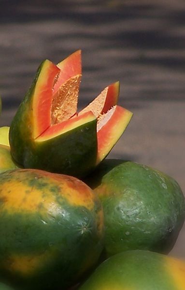 File:Papaya for sale.jpg