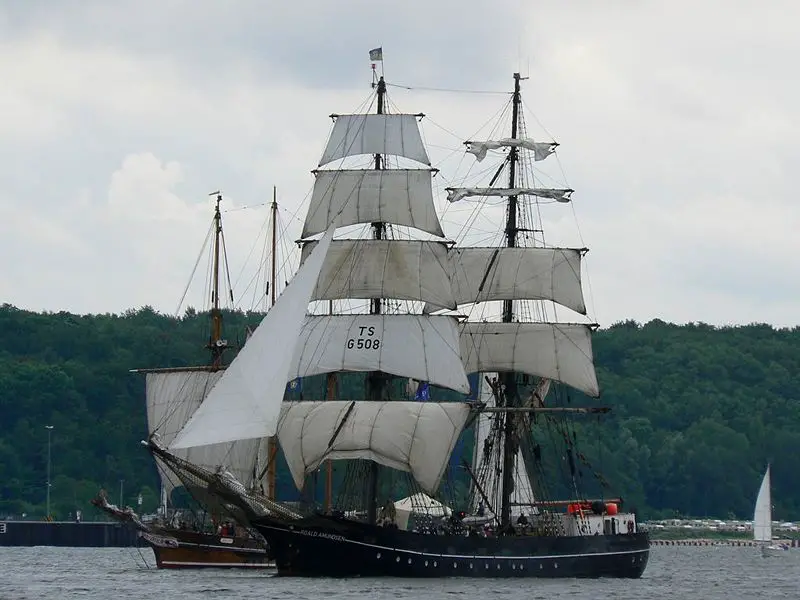 File:Roald Amundsen Kiel2007.jpg