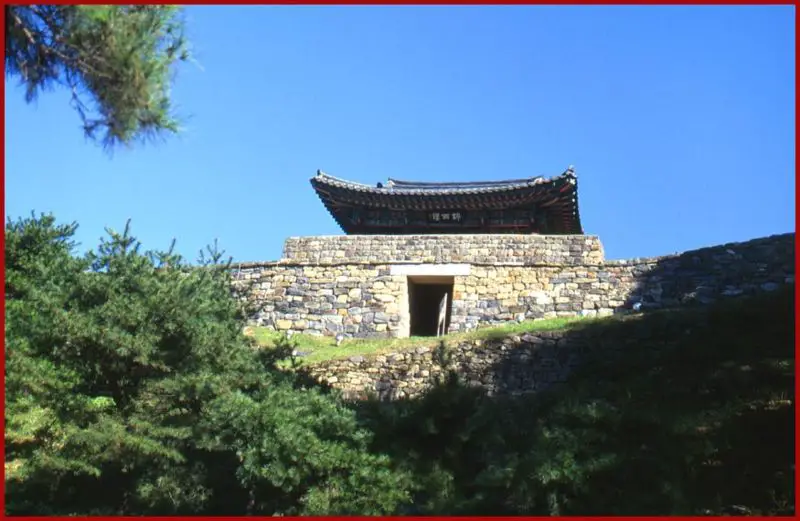 File:Kongsansong Fortress Gate.jpg