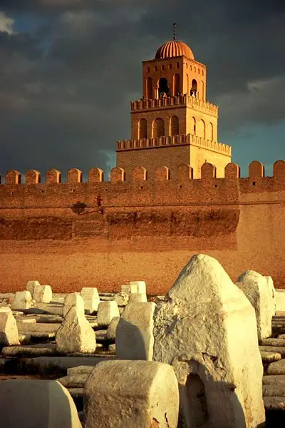 File:Kairouan-mosquee-cimetiere.jpg