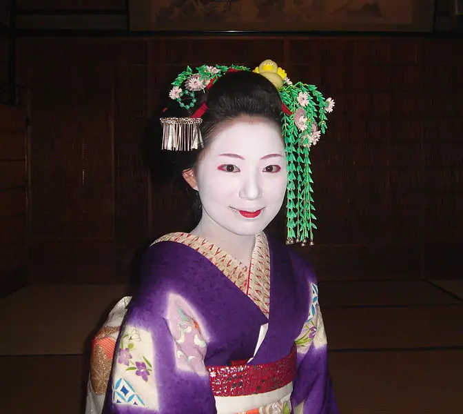 File:Maiko in Gion.jpg