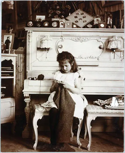 File:Anastasiaknitting.jpg