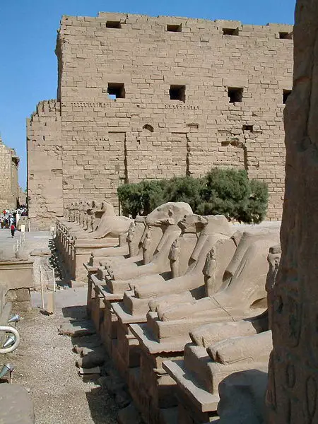 File:Widdersphingen Karnak.jpg