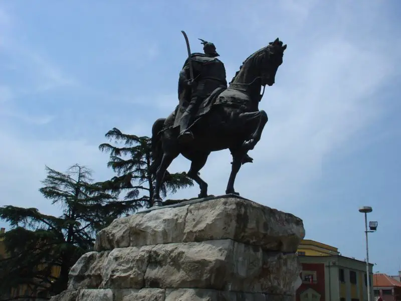 File:Skenderbeustatue.jpg
