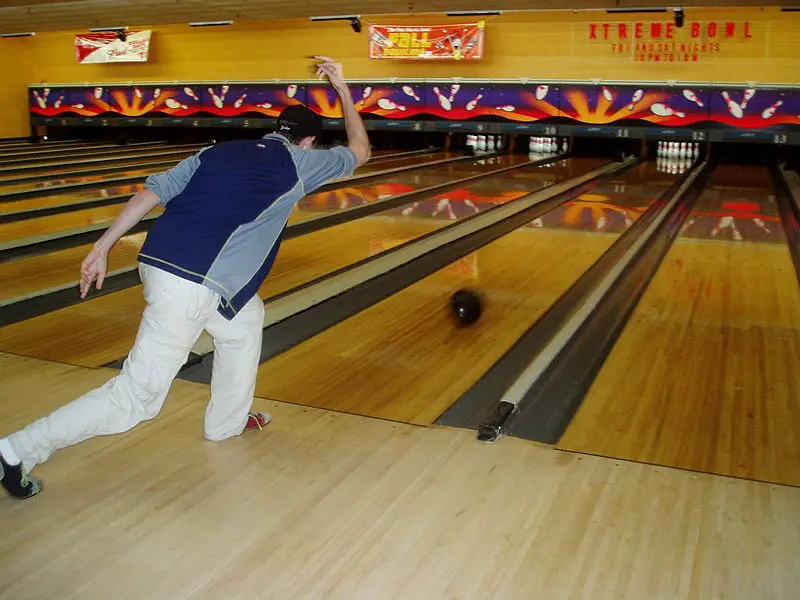 File:Bowlerbowling.JPG