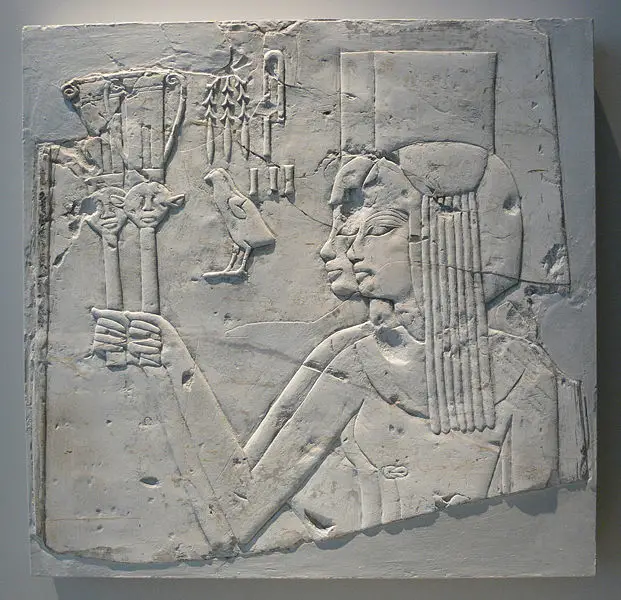 File:Relief Princesses with Sistra.jpg