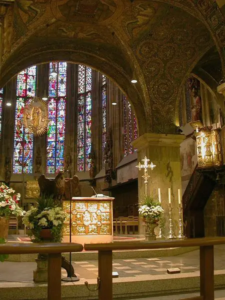 File:Aachener dom altarraum.jpg