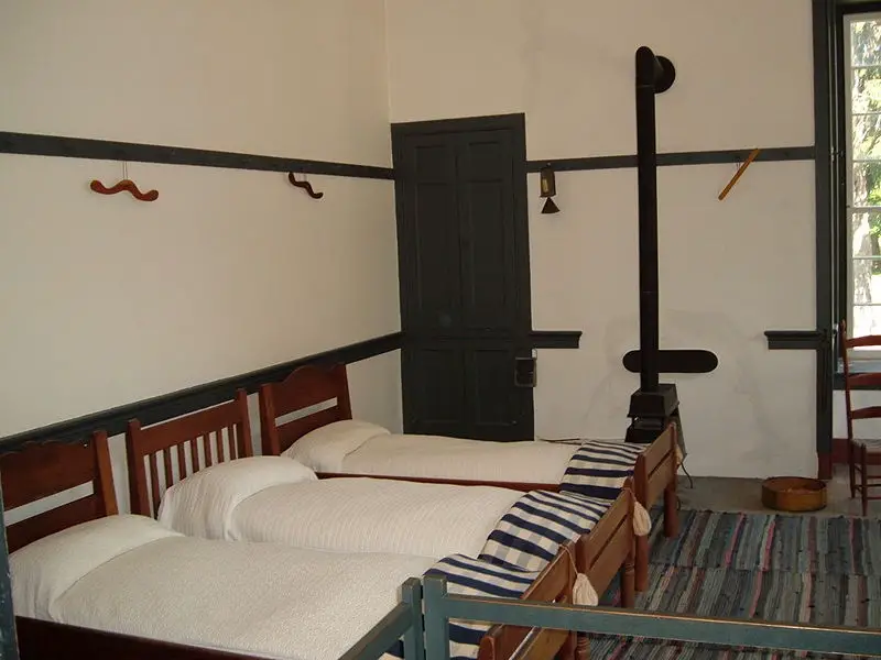 File:Shakertown Bedroom 2005-05-27.jpeg
