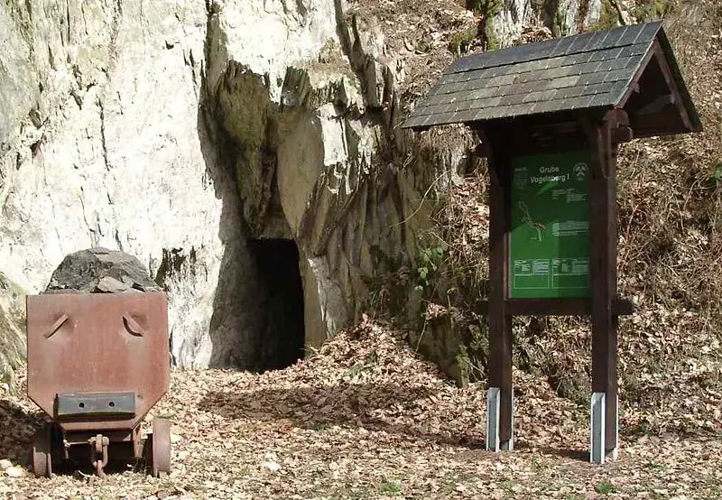 File:Bergwerk-fell-stollen2.jpg