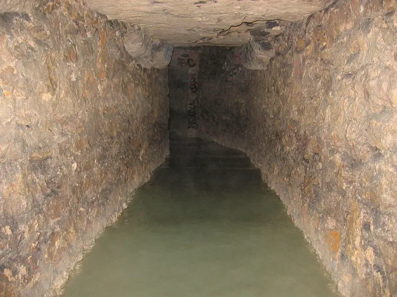 File:Catacombs rueDeLaVoieVerte.jpg