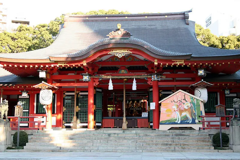 File:Ikuta Shrine honden.jpg
