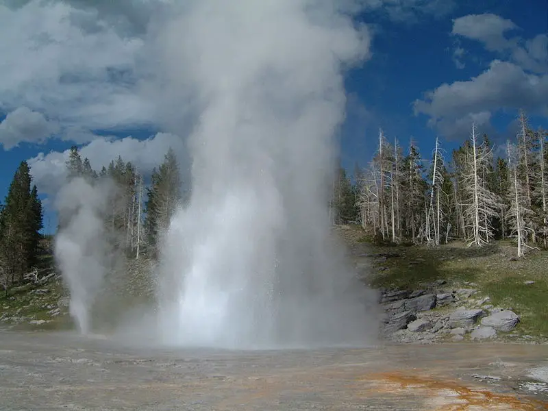File:Yellowstone Grand Geysir 01.jpg
