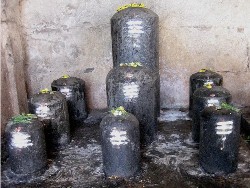 File:Big Temple-Lingams.jpg