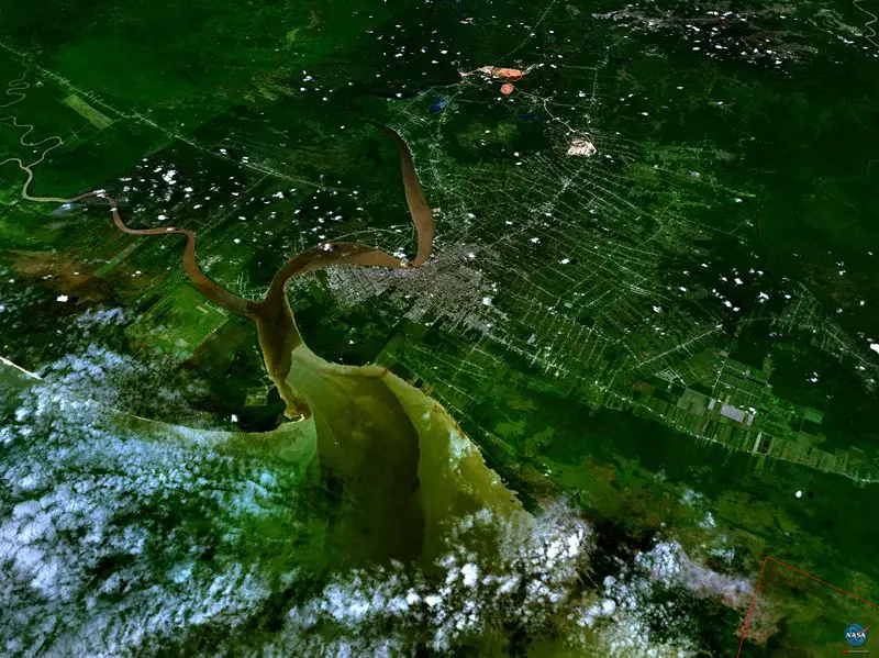 File:Paramaribo 55.20082W 5.85569N.jpg