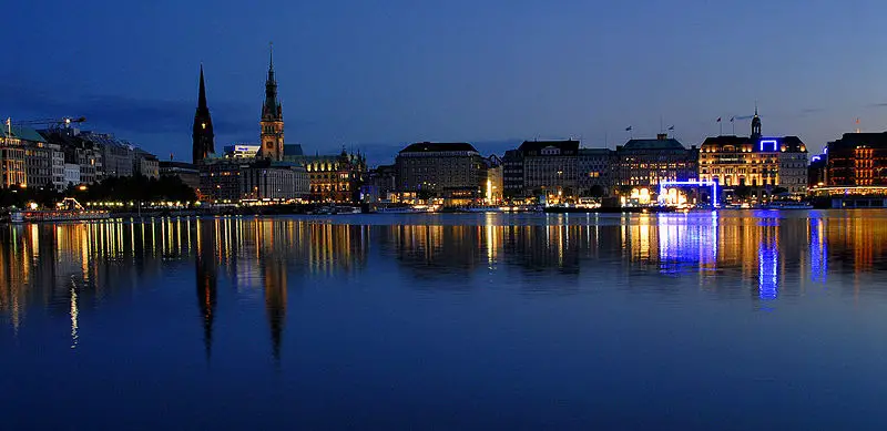 File:Binnenalster am Abend.jpg