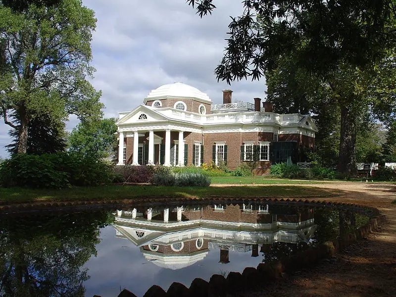 File:Monticello reflected.JPG